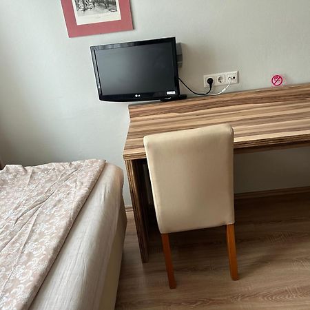 "Am Limes" Hotel Enns Bagian luar foto