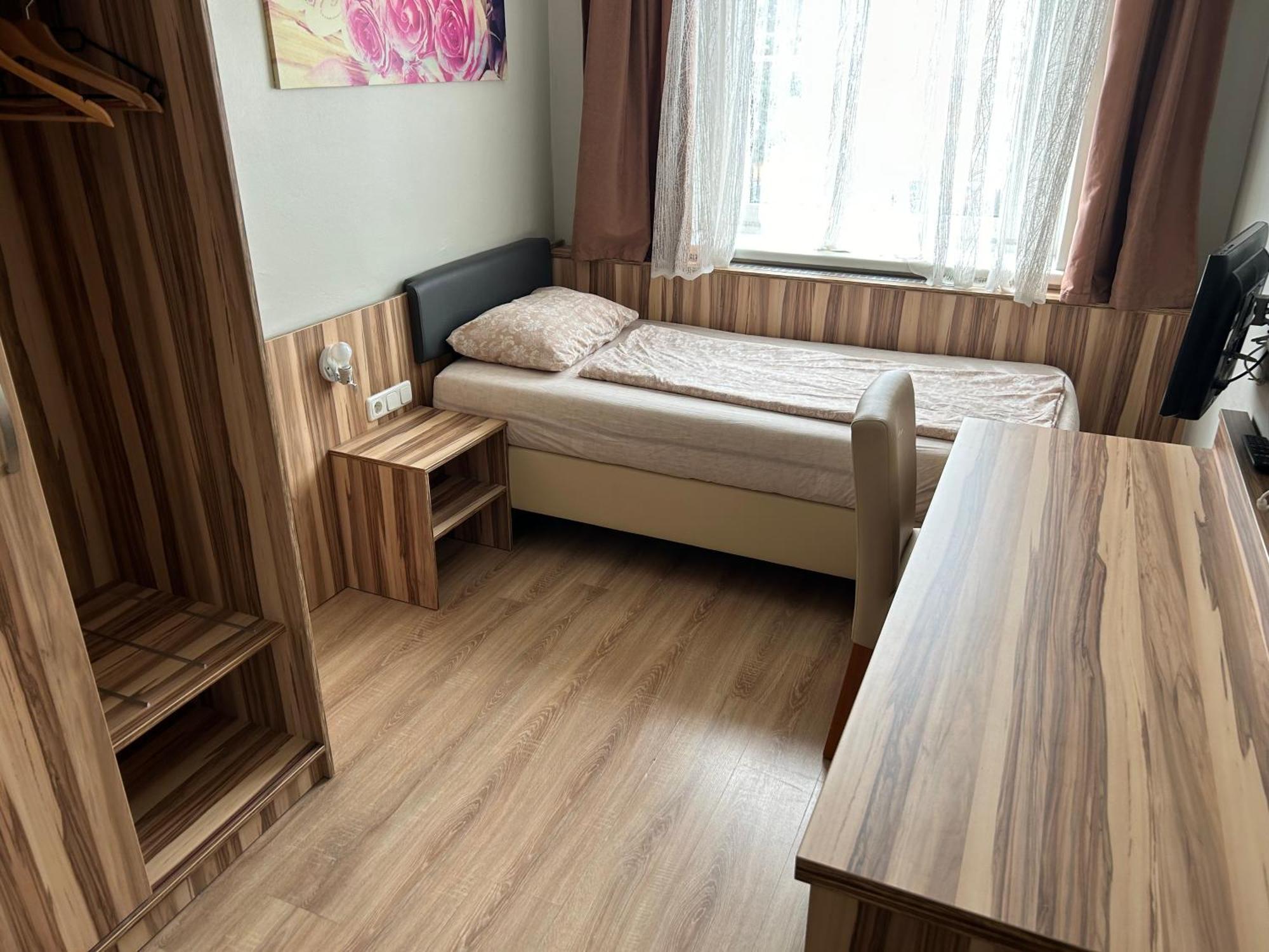 "Am Limes" Hotel Enns Bagian luar foto