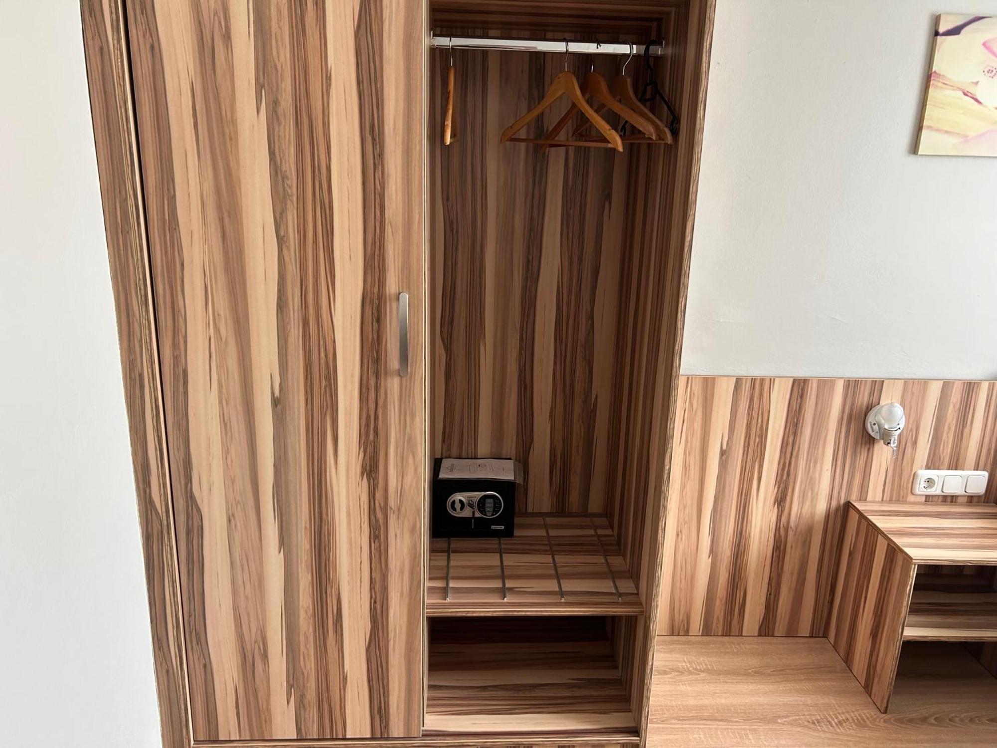 "Am Limes" Hotel Enns Bagian luar foto