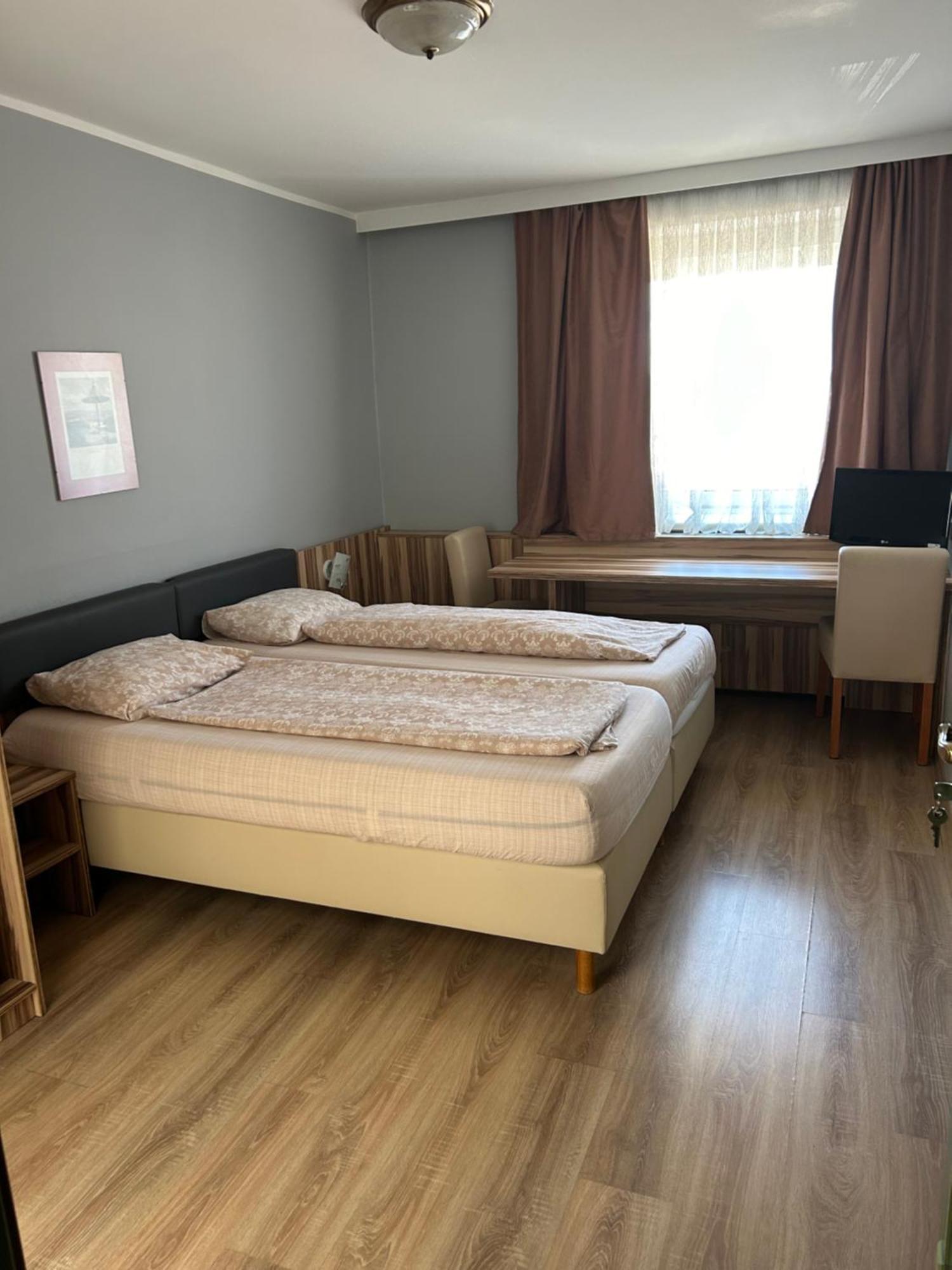 "Am Limes" Hotel Enns Bagian luar foto