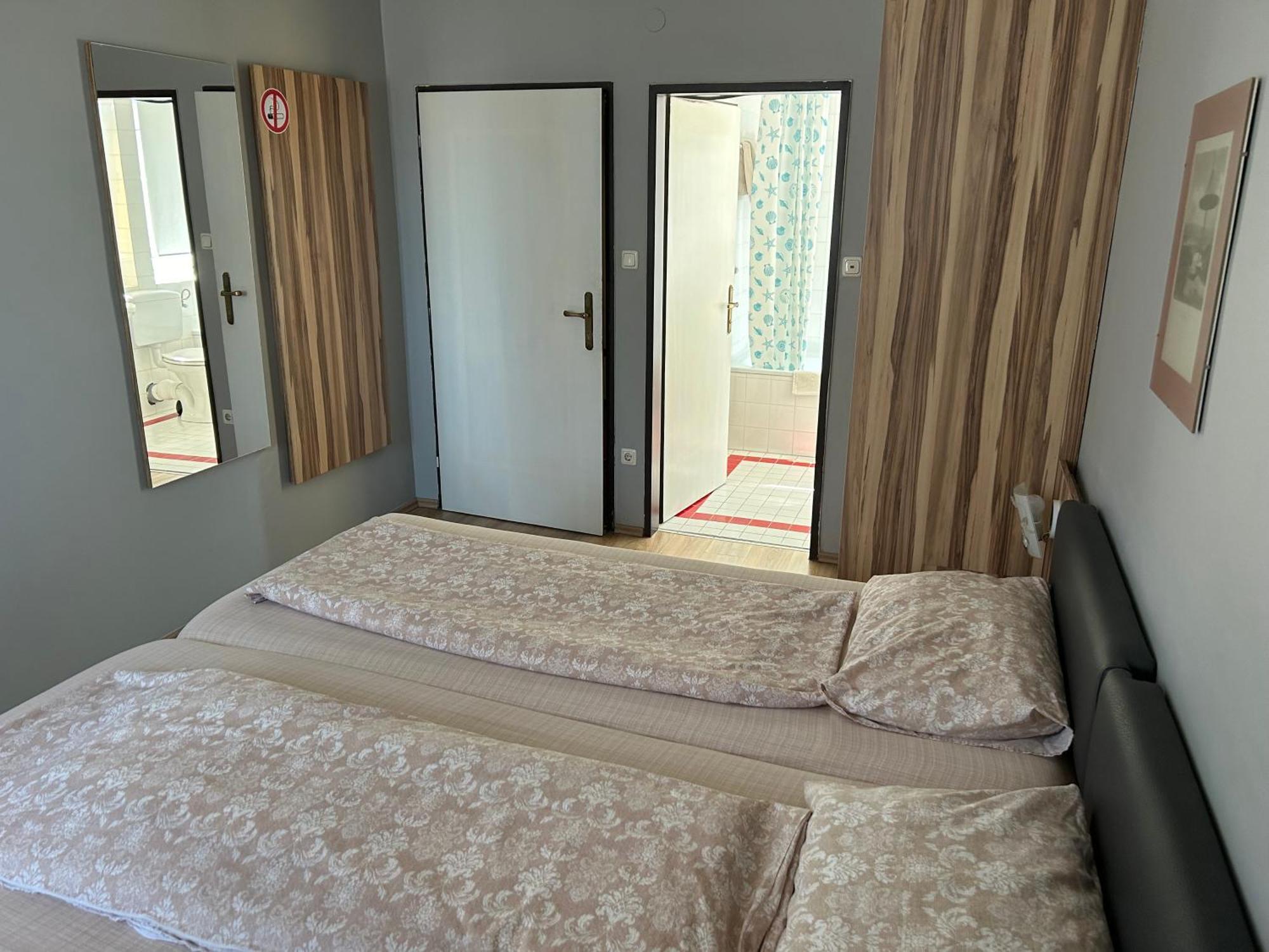 "Am Limes" Hotel Enns Bagian luar foto
