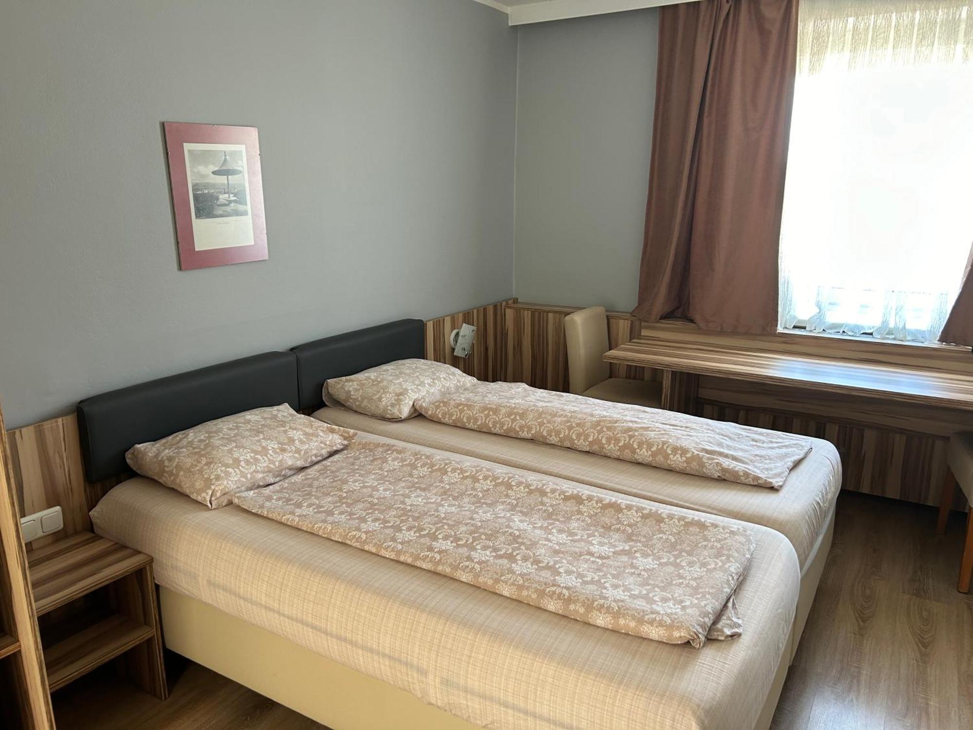 "Am Limes" Hotel Enns Bagian luar foto